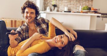 Young couple watching television together © Geber86/GettyImages