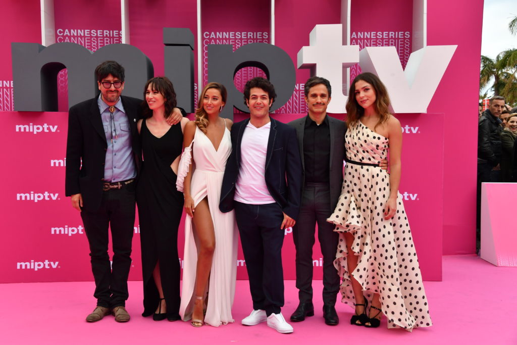 CANNESERIES Pink Carpet Aqui en la Terra cast and crew