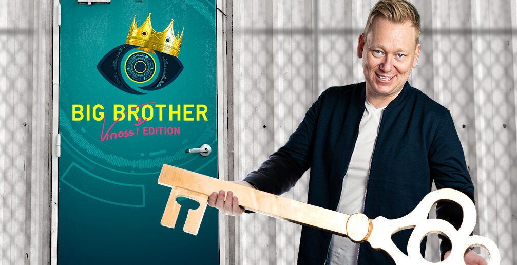 Host holding a large key in front of the Big Brother Knossi Edition door