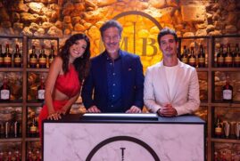 Hosts and judges standing behind the bar on the set of Mistura Beirão cocktail competition show